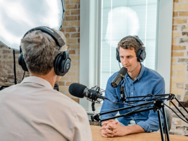 PODPORTE SVOJ ONLINE BIZNIS: KROK ZA KROKOM K VLASTNÉMU PODCASTU